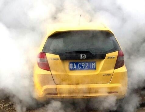 郑州热力管道爆裂 蒸汽喷涌高达20米 轿车被蒸3小时